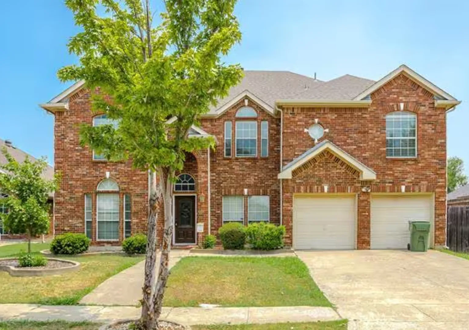 Spacious 5-Bedroom Home with Media Room, Office & Community Amenities in Mansfield! — Photo 1