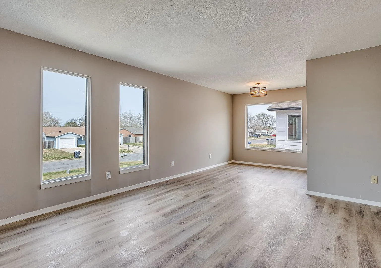 1515 E El Monte St — Photo 1
