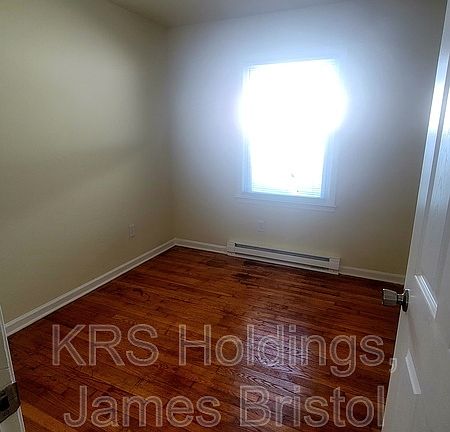 5th image of 2698 Byron St