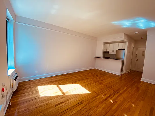 Rented by Metropolis Real Estate of Manhattan | media 7