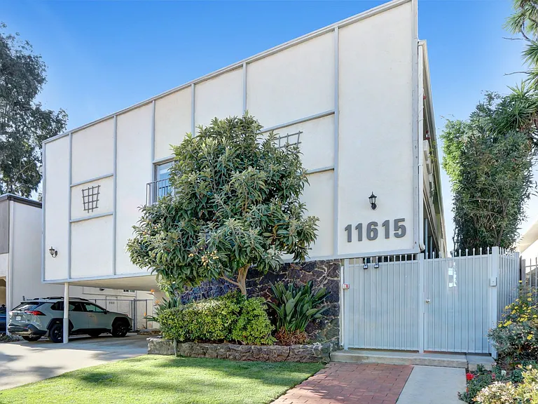 11615 Darlington, Prime Brentwood, Steps to San Vicente — Photo 19