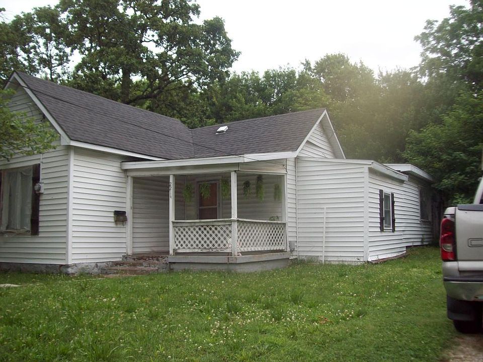 2nd image of 2214 N Travis Ave