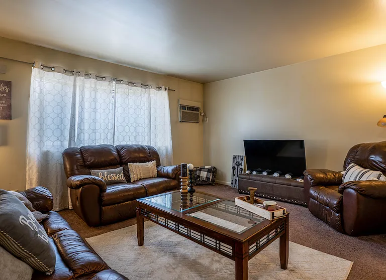 949 E Joliet St #7 — Photo 2