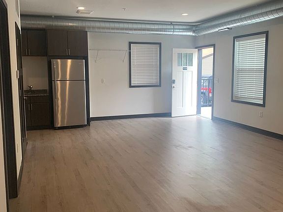 3rd image of 710 4th St SE #7341630