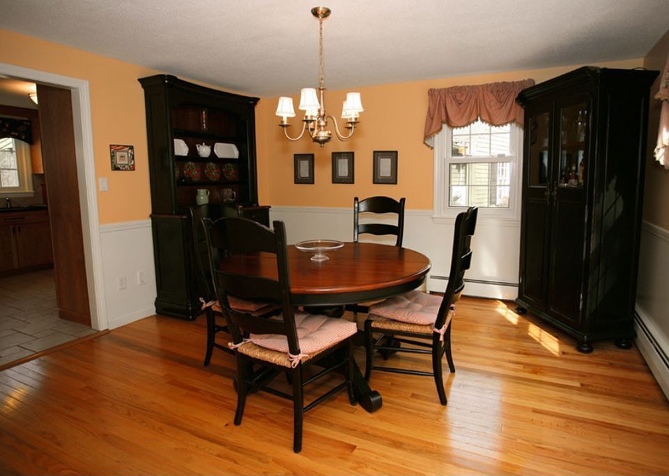 2nd image of 2 Pye Brook Ln