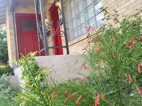 2nd image of 945 W Mistletoe Ave