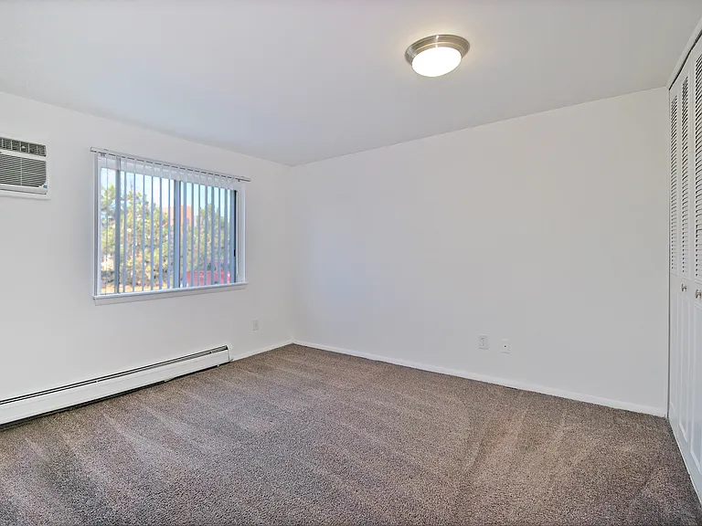 Huntington Club Apartments — Photo 9