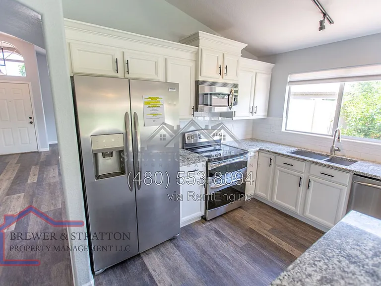 689 W Constitution Dr — Photo 16