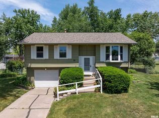 2235 Waveland Dr, Bettendorf, IA 52722