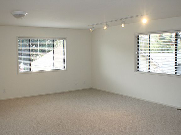 4th image of 925 E 5th Ave