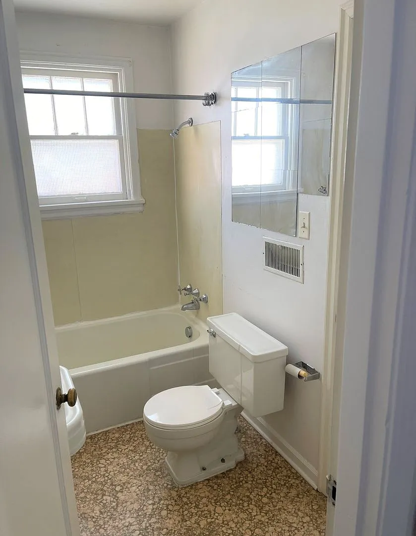 Charming 1 Bedroom 1 Bath Available Now! — Photo 3