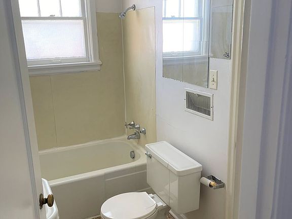 3rd image of 129 Castleford St W