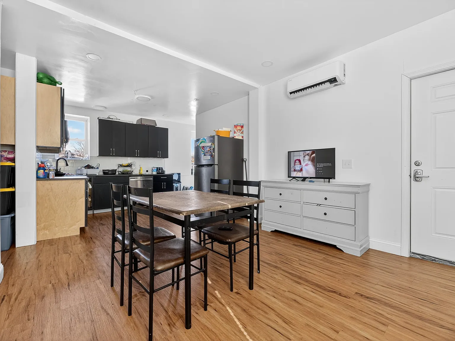 3 bed, 1072 sqft, $2,100 — Photo 3
