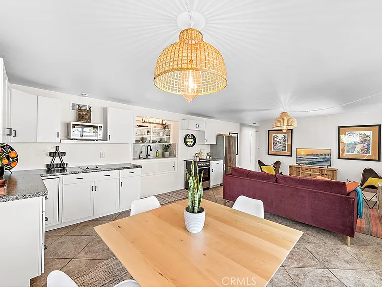 2120 Temple Hills Dr #2120LOWR — Photo 3