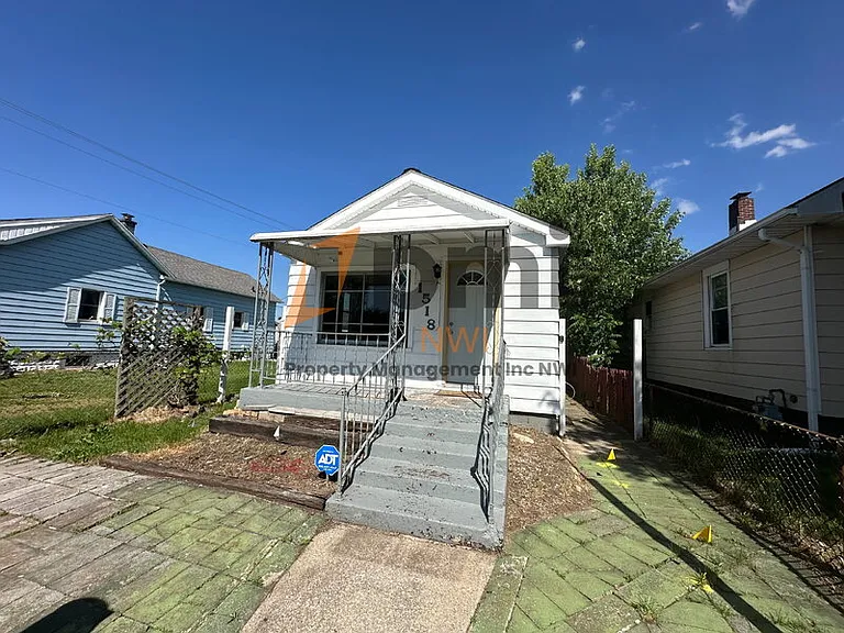 1518 Oak St — Photo 1