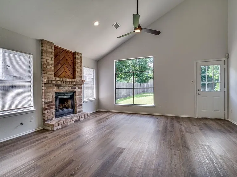 15902 De Peer Ave — Photo 3