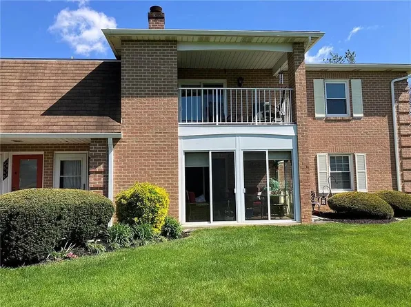 2683 Rolling Green Dr, Macungie, PA 18062