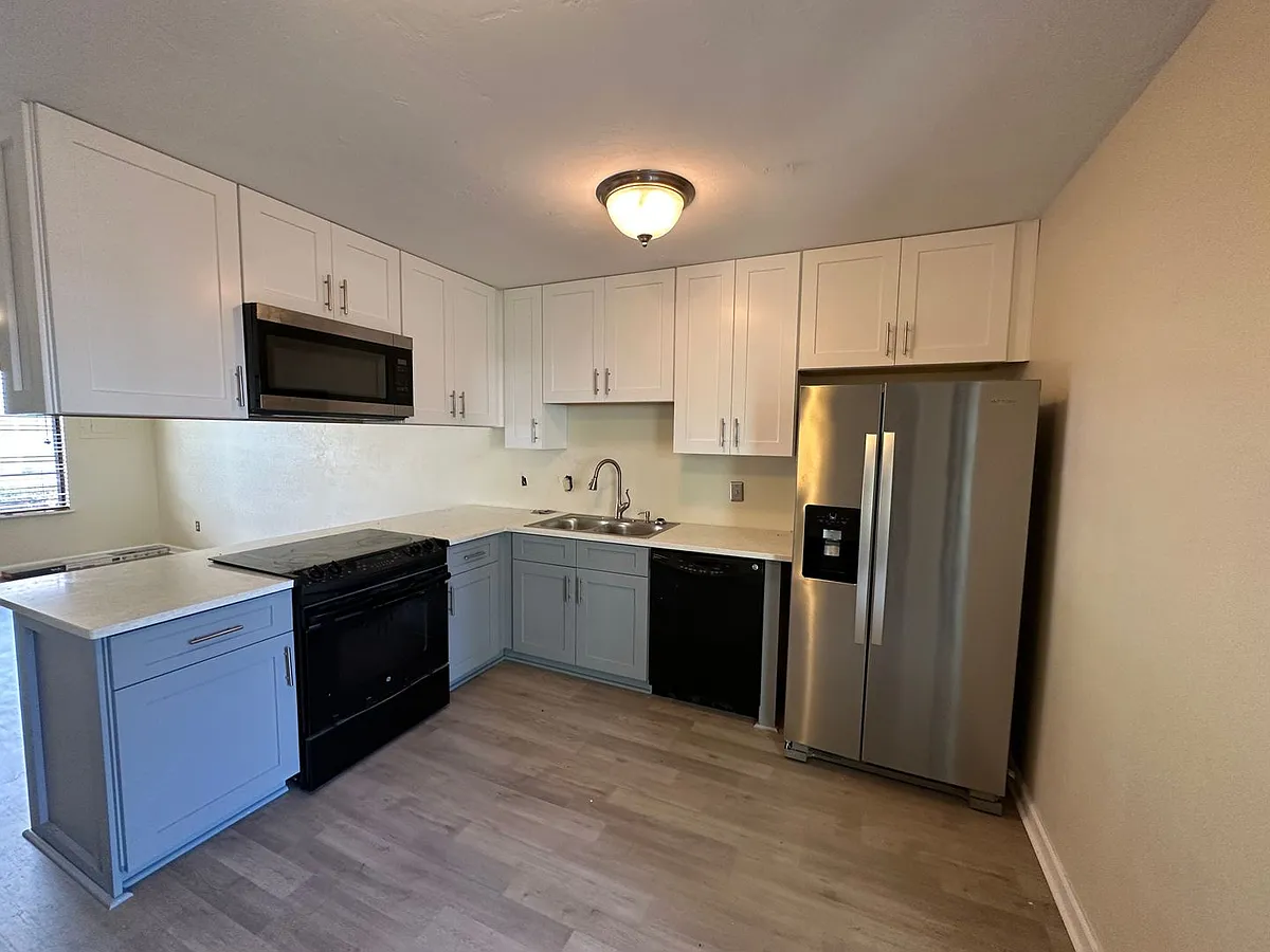 Building Photo - 301 S Lipona Rd #24