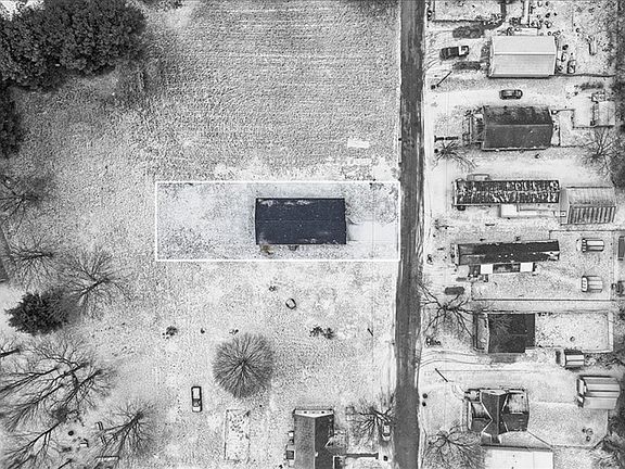 3rd image of 723 Pearl Dr