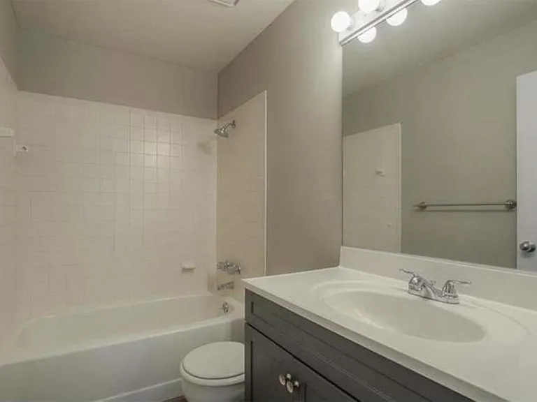 439 W 10th St — Photo 12