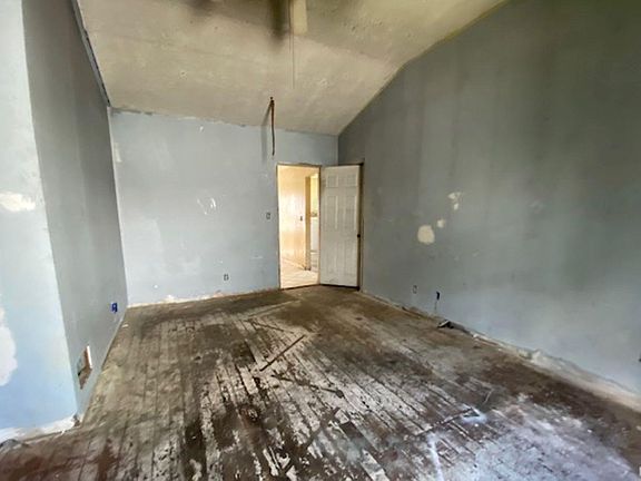 4th image of 619 S Maple St