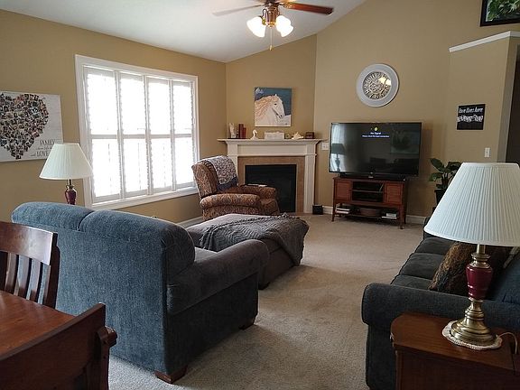 Living rm, gas fireplace