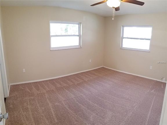 4th image of 100 Blue Heron Ln