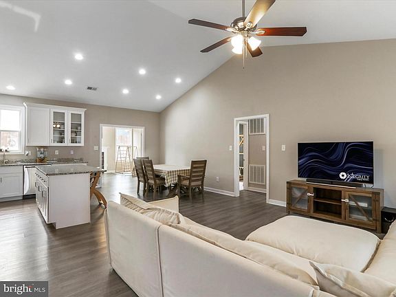 4th image of 63 Briarcrest Cir