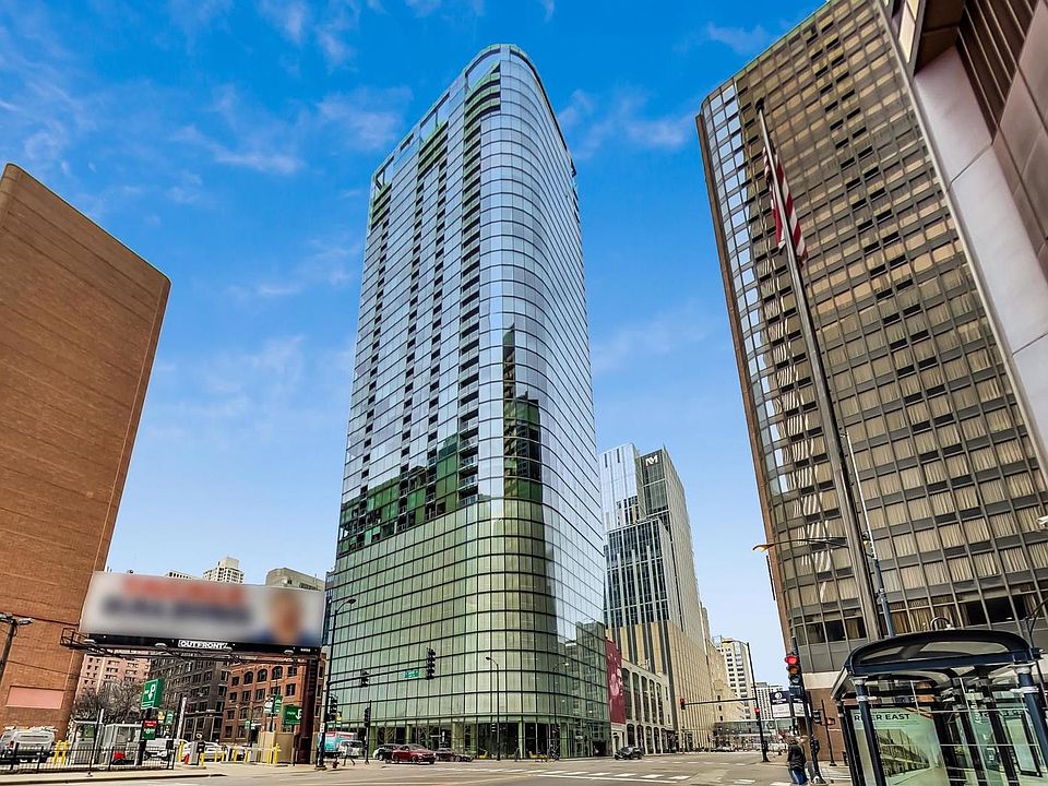 Chicago Tribune Architecture Critic Blair Kamin calls Helmut Jahn's 600 N. Fairbanks "a quietly eleg