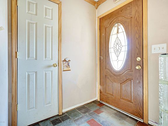 3rd image of 208 Hemlock Dr