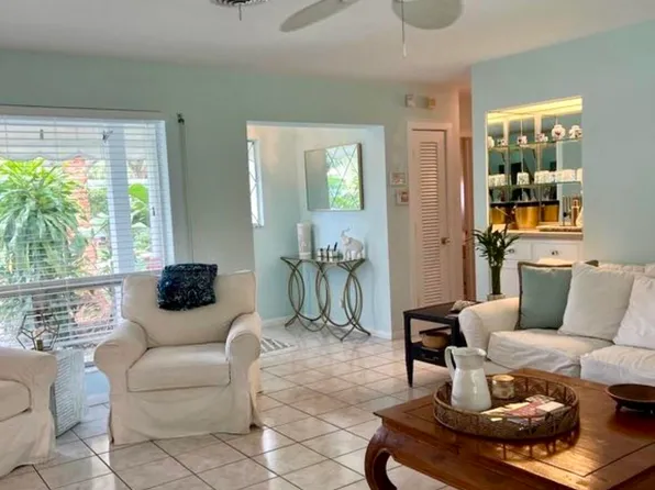 301 SW 8th Ter, Boca Raton, FL 33486