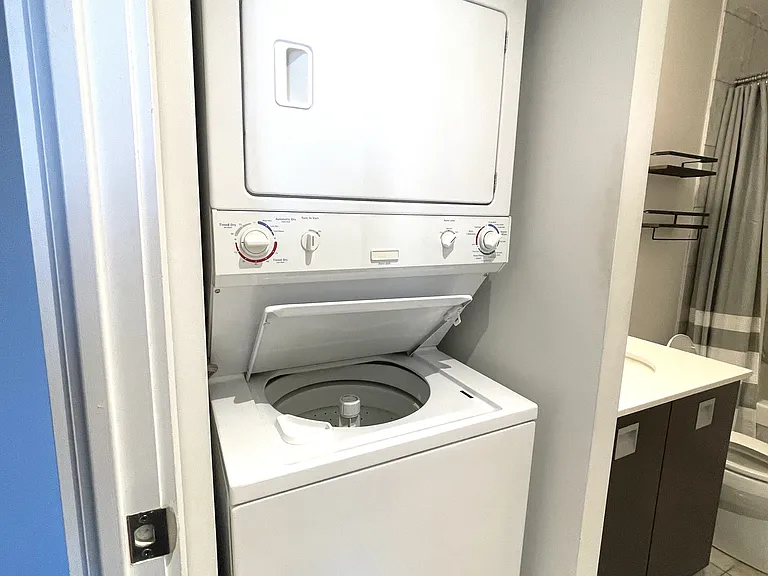 33 Charles St E #2101 — Photo 9