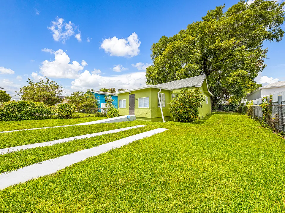 1951 NW 49th St