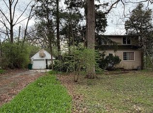 11407 Hiawatha Ln, Indian Head Park, IL 60525