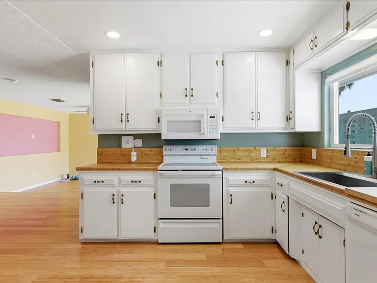 9750 Valencia Dr — Photo 2