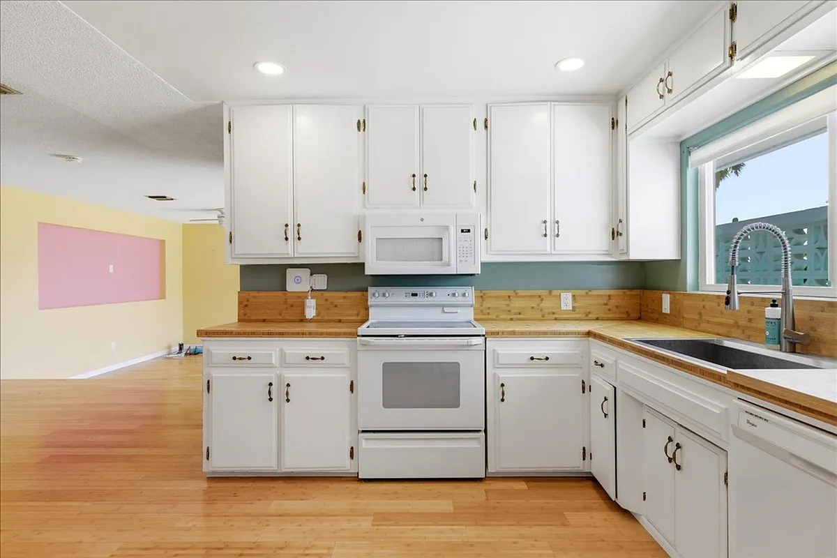 Building Photo - 9750 Valencia Dr