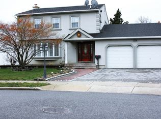 3 Robin Ct, Hicksville, NY 11801