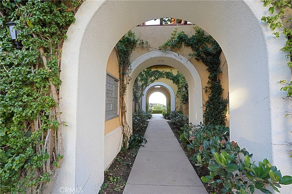 3 bed, 2.5 bath, 1681 sqft, $6,200 — Photo 3