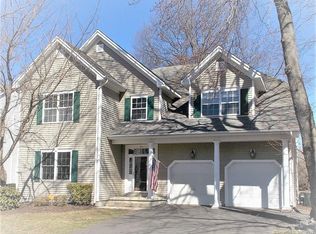35 Lexington Way N, Milford, CT 06461