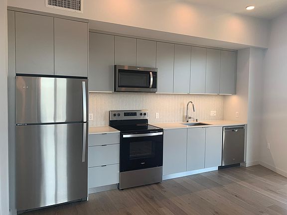 Topof the line kitchen - in unit washer/dryer