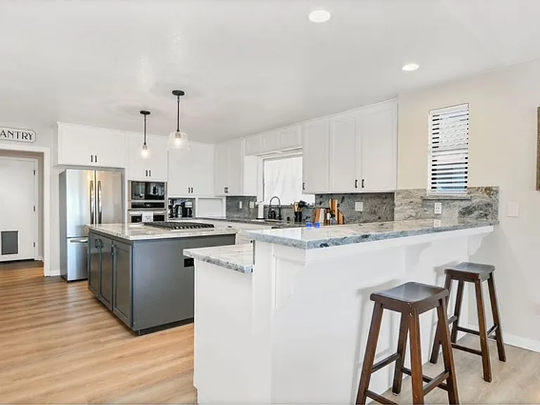 1923 Seal Way — Photo 5