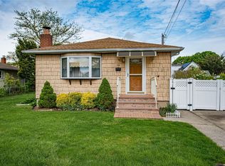 30 Lawnview Ave, Hicksville, NY 11801