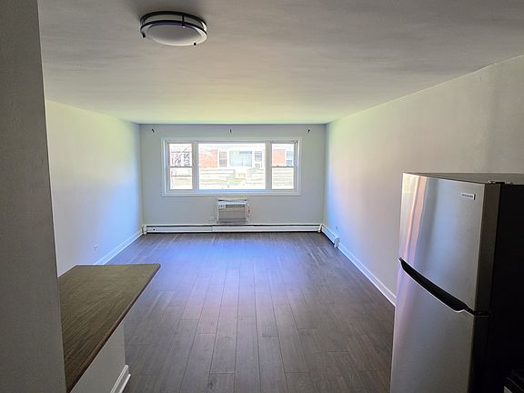 2nd image of 2405 W Balmoral Ave APT 1C