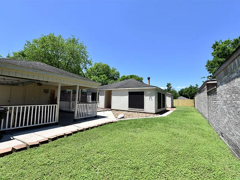 16222 Queensdale Dr — Photo 3