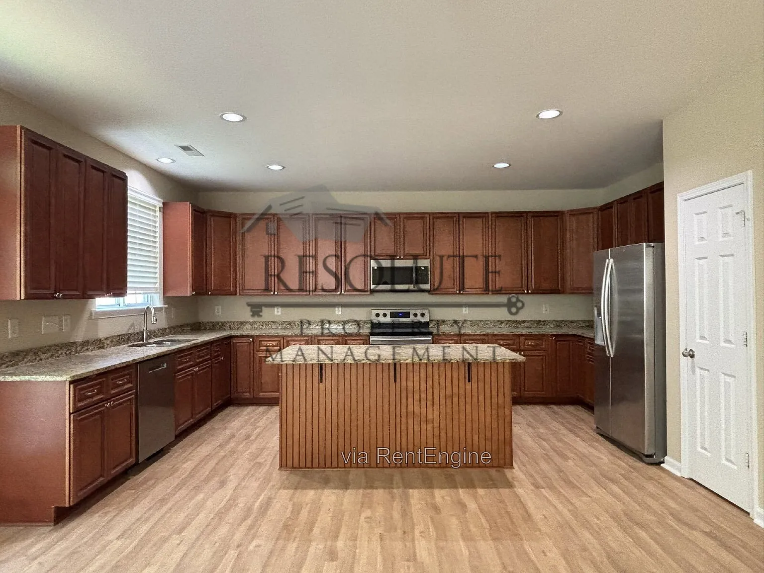 5 bed, 2.5 bath, 3525 sqft, $2,575 — Photo 3