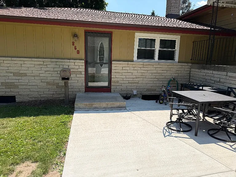 860 Harding Ave — Photo 1