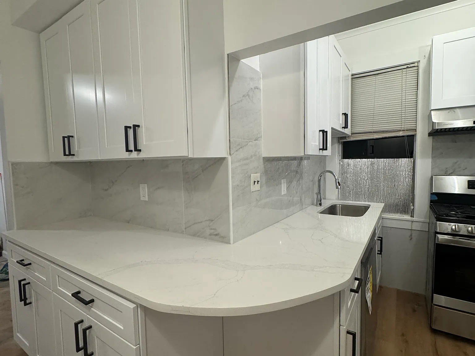 3 bed, 1000 sqft, $1,900 — Photo 2