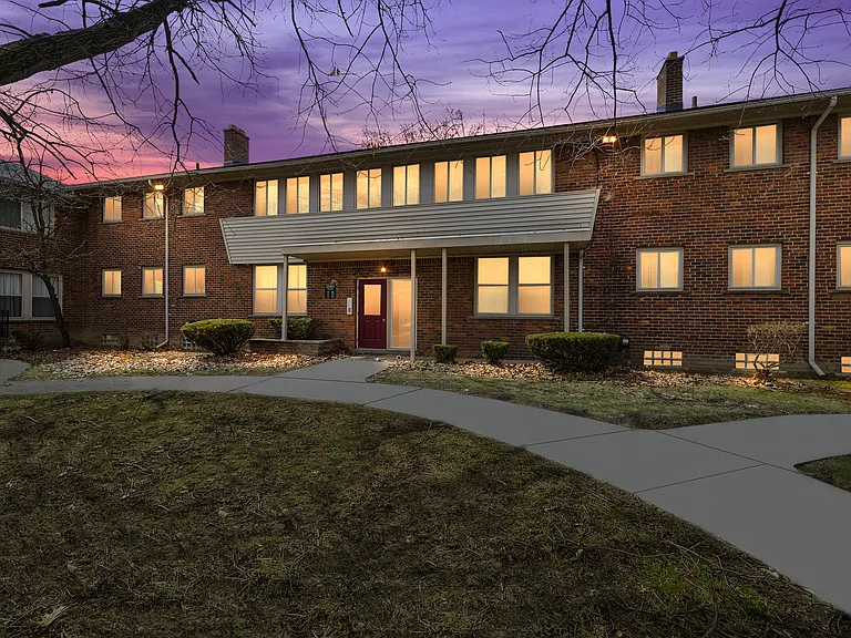 Oak Park Manor Apartments & Townhomes — Photo 25