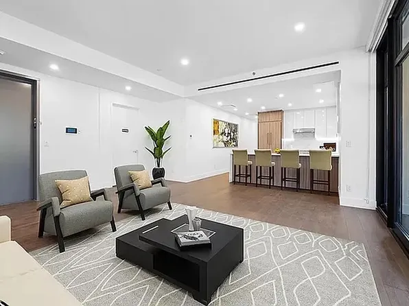 249 East 50th Street image 2 of 9