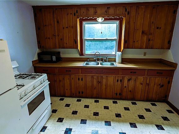 3rd image of 542 Robinson Ave